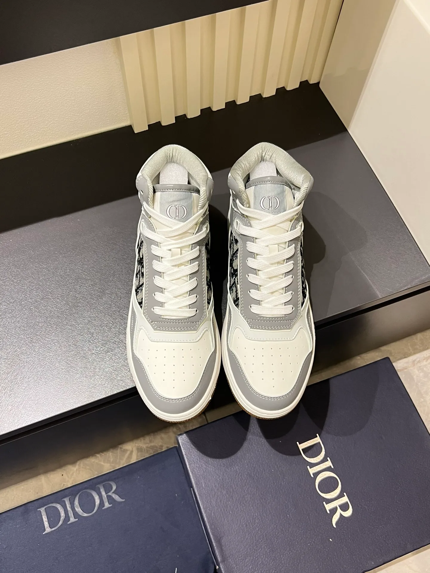 Men's shoes 💰p460 "Dio*" mid-top B27 casual sneakers. This B27 high-top sneaker is a new product in the series and continues Di*r's classic style. Crafted from gray and white smooth calf leather with beige and black Oblique print panels on the sides. The "CD Icon" shaped shoelace eyelets are clever and delicate, and the two-color rubber sole, rear collar and heel are all equipped with the brand's iconic details to enhance the style. Oblique printed straps at the ankle allow for an adjustable fit to complement the overall design. Fashionable and versatile, it can complement any look. Create an exquisite design with unique dynamic vitality and modern atmosphere, presented in low-top and high-top styles. This new must-have shoe adds a new dimension to Dior's archive heritage, embodying modern elegance. Purchase the original version and make it 1:1. If you need top quality, please come to me! Male 38-44!